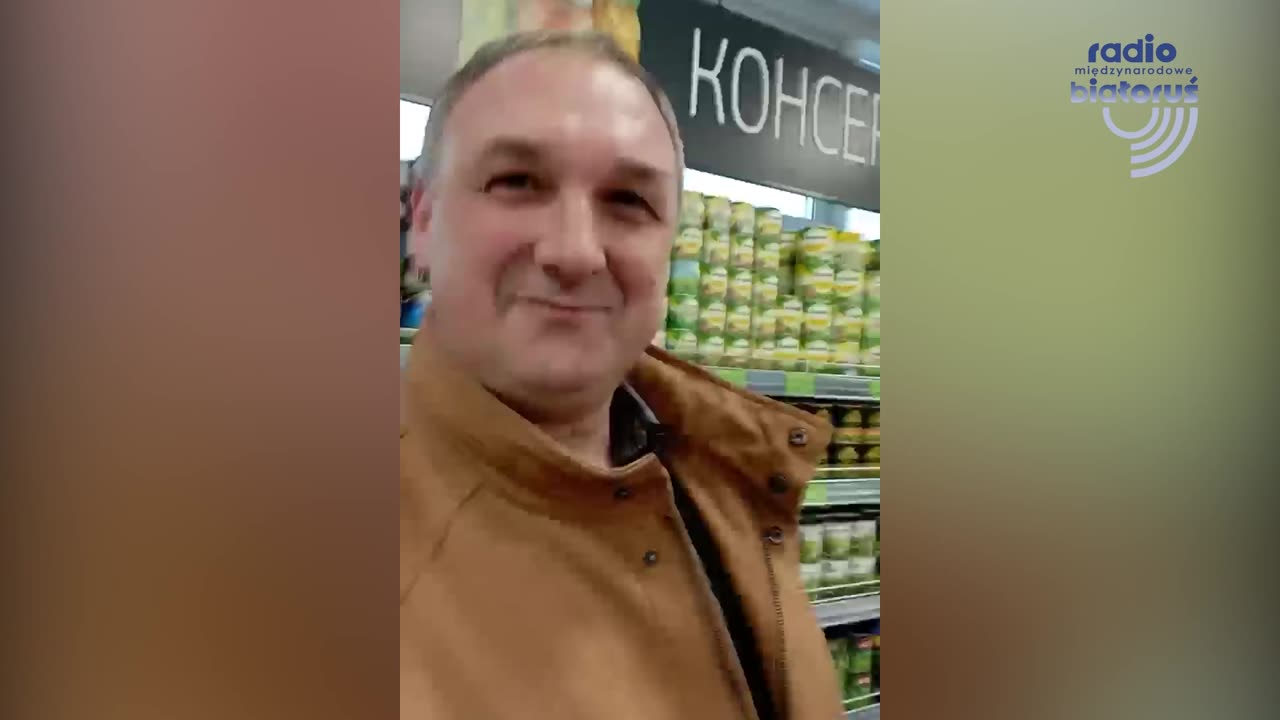 Asortyment owoców i warzyw w supermarketie Mińska