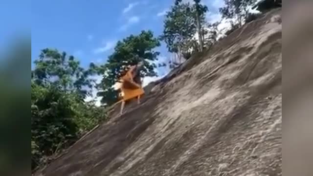 Easily climbs the mountain