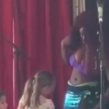 Continuano gli AGGHIACCIANTI "spettacoli" di Drag Queen ....