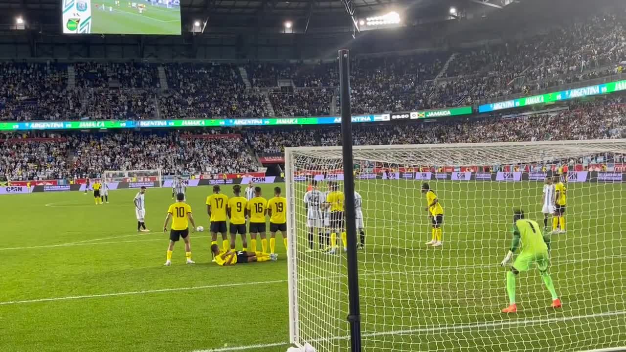 Free kick goal by Messi