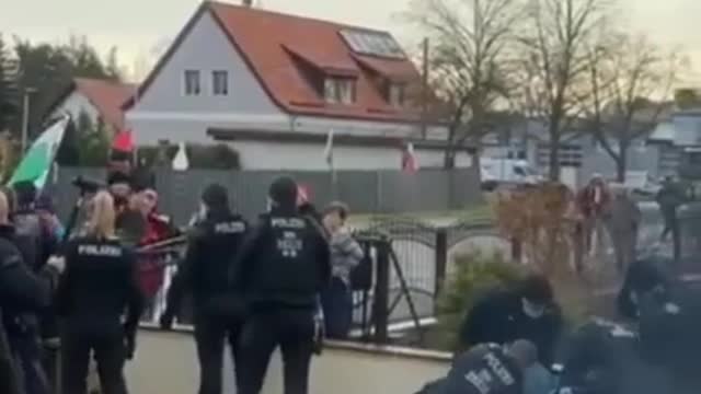 Weiteres Video zeigt grundlosen Polizeiangriff