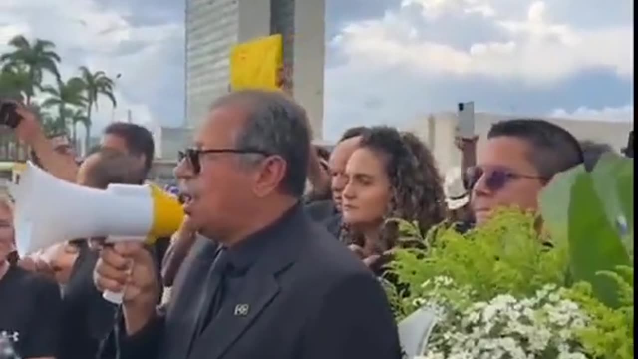 Sebastião Coelho liderou manifestação hoje na praça dos 3 horrores, objetivando homenagear Cleriston e clamar pela saída de Moraes.