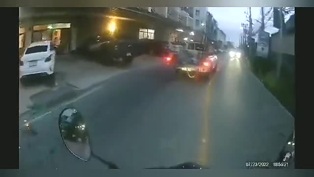 Stubborn Driver Doesn't Tie Down Glass and it Shatters