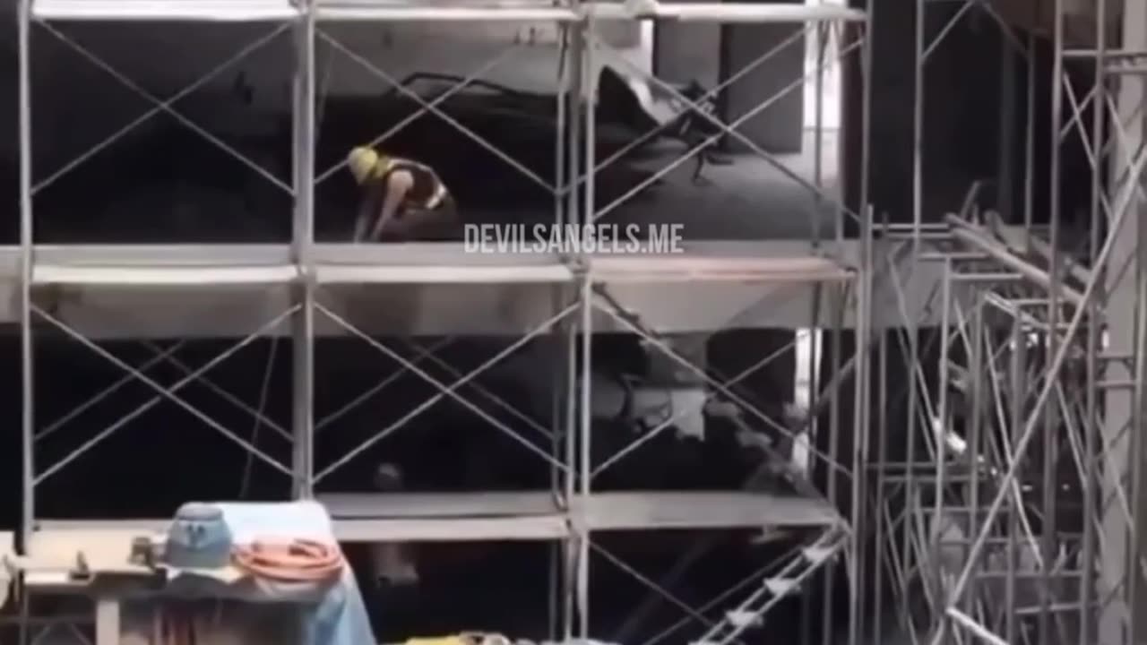 Construction Worker Suffers A Heart Attack And Falls Off Metal Scaffolding 💉 (2023)