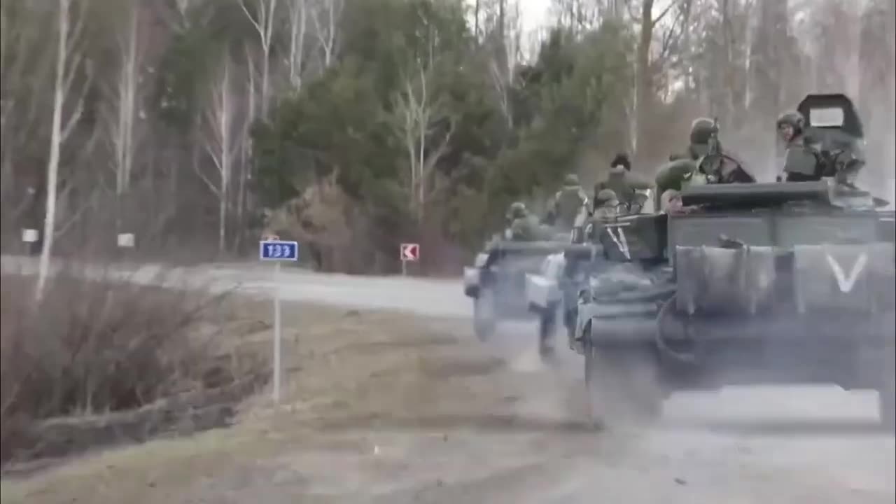 0:07 / 4:28 FOOTAGE!! Ukrainian troops brutally shot Russian soldiers fleeing defensive trench