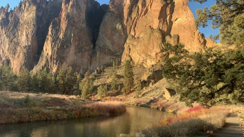 Central Oregon – Smith Rock State Park – Hiking Riverside – 4K