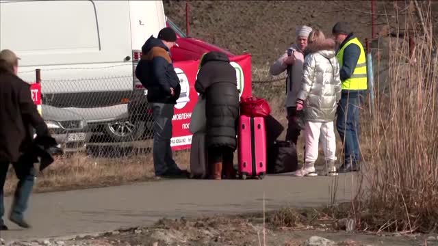 The anxious wait for relatives at Ukraine's border