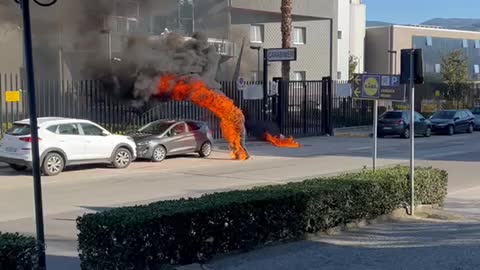 Professore no Green Pass si da' fuoco