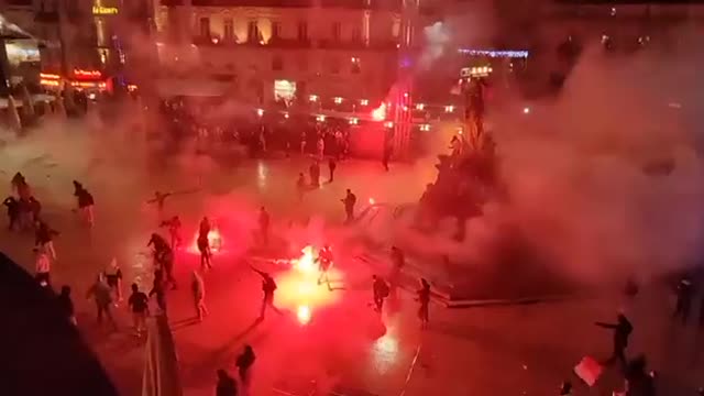 Torcedores franceses e marroquinos entram em confronto após a semifinal da Copa do Mundo