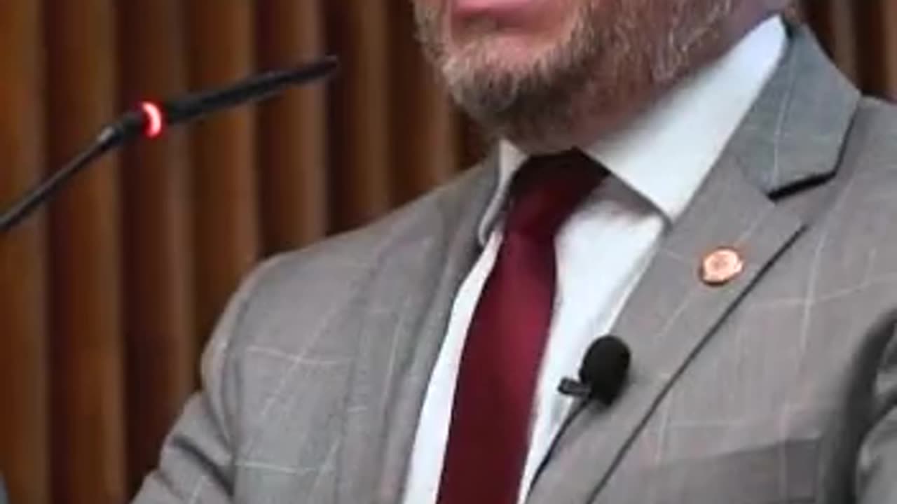 Você contrataria um funcionário para sua empresa com essa ficha???