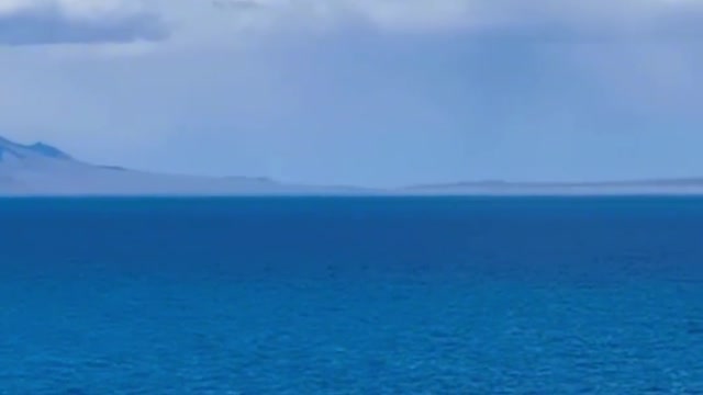 There are 10,000 kinds of blue in Limu Lake, which will fall at a glance.