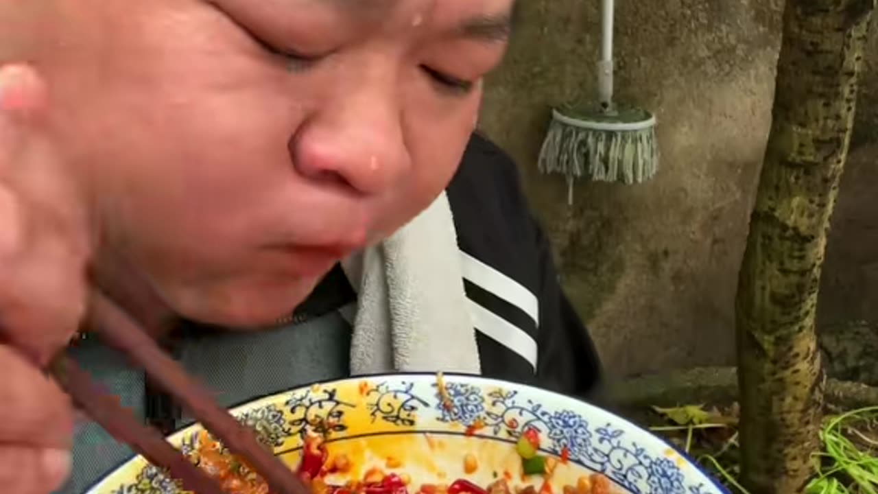 Cook and Eat Super Spicy Beef Noodle Hotpot