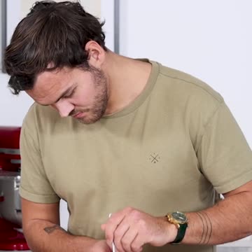 How to make these delicious dashi cups filled with celeriac cream, egg salad, dashi gel and caviar