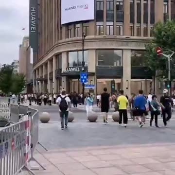 Empty Apple Inc vs Huawei store in China