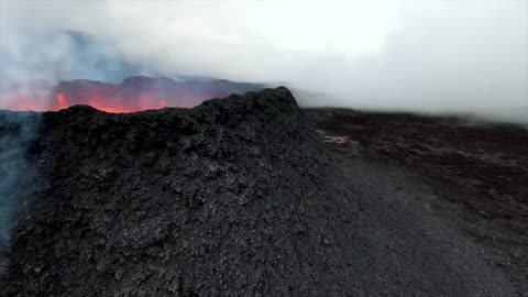 FPV Drone vol à basse altitude au dessus de la lave