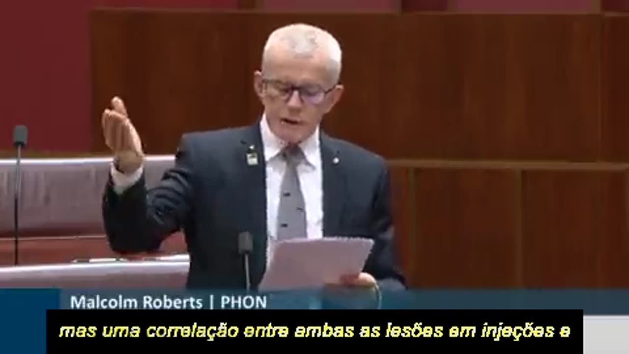 O senador Malcolm Roberts repassa os dados revisados