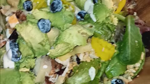 Making a healthy salad 🥗 😋