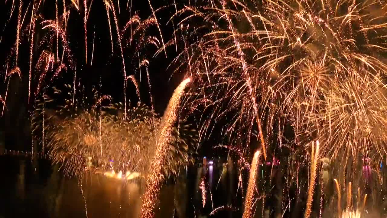 Looking at the fireworks from a different perspective, the 15th second is beautiful to cry