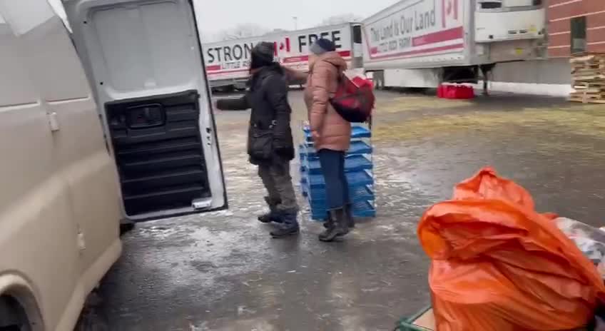 Polish-Canadian Patriots Pitch in to Help Feed the Truckers