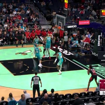 NBA - Coby White drops the hammer to cap a 15-0 Bulls run 🔨 Bulls-Hornets