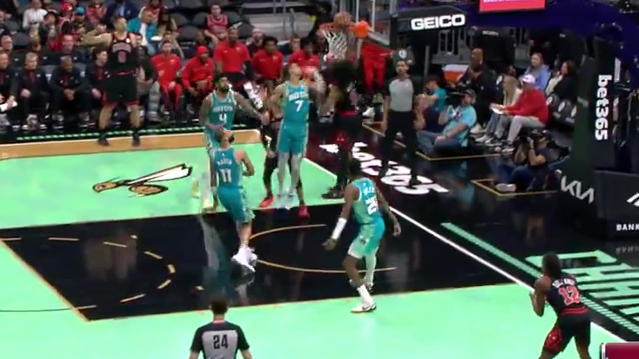 NBA - Coby White drops the hammer to cap a 15-0 Bulls run 🔨 Bulls-Hornets