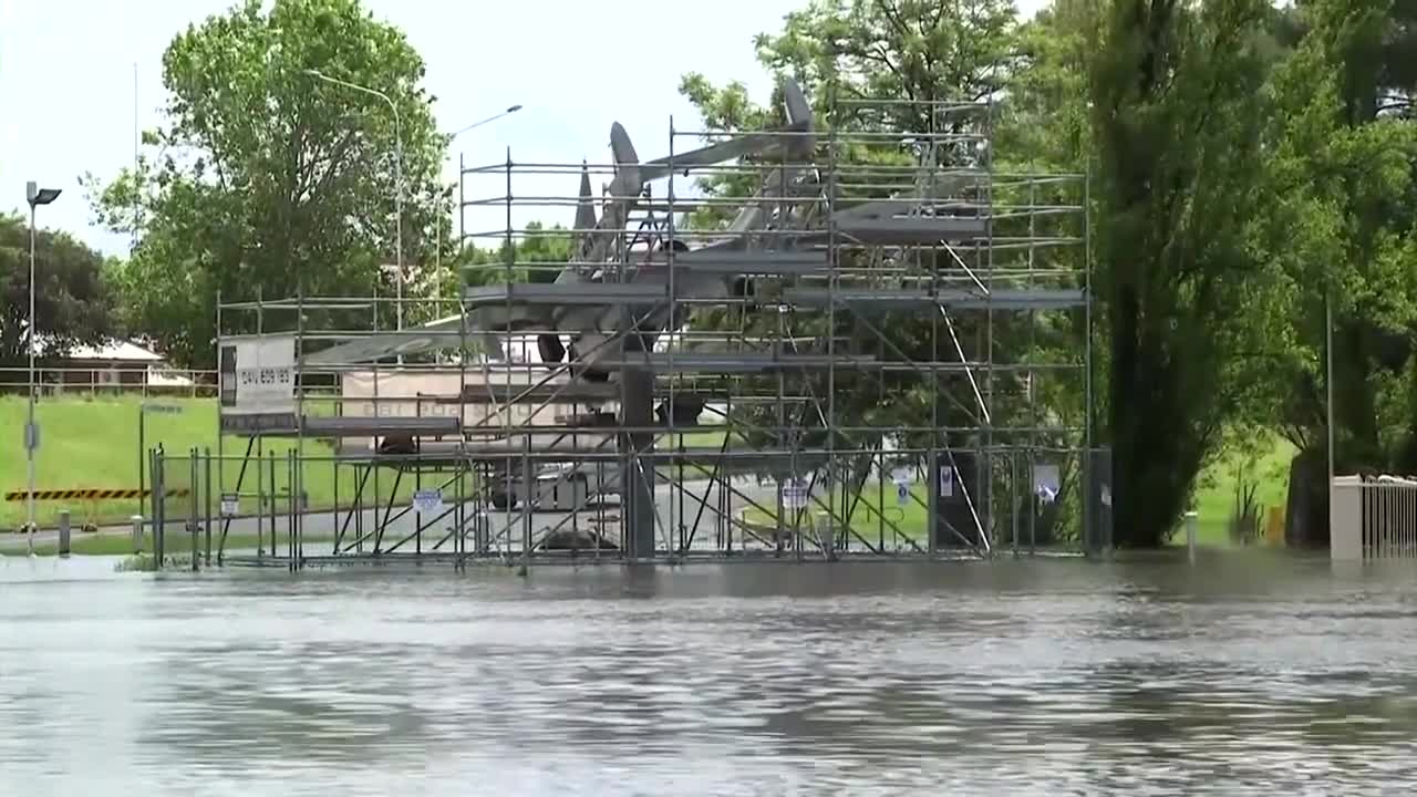 Thousands flee as floods hit Australian inland towns