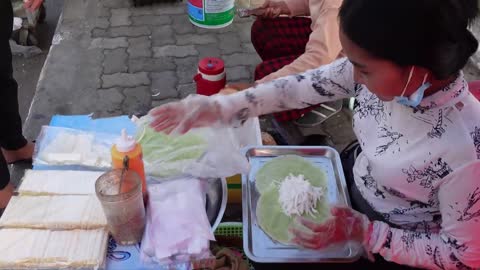 Beautiful Girl Helps Her Mom Selling Khmer Popular Cake - Cambodian Street food