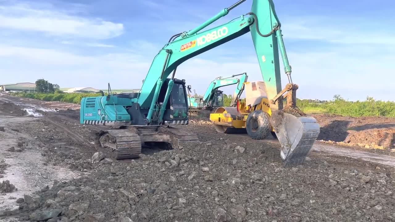 Power KOBELCO SK200 Help roller HaveProblem When Drive Back Unloading Soil road construction project