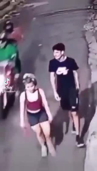 Ο ΑΛΛΟΣ ΤΟΒΑΛΕ ΣΤΑ ΠΟΔΙΑ