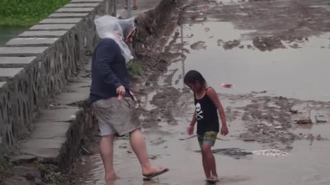 Pulubing dayuhan vs mga batang bakal