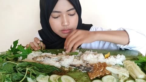 Eat liwet rice and fresh vegetables