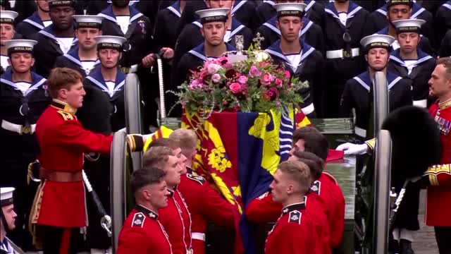 Queen's coffin makes its way to abbey for funeral