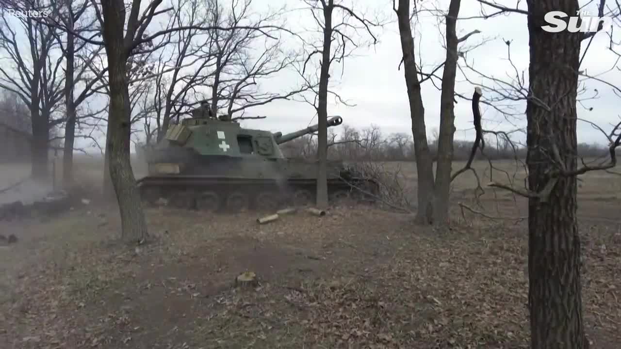 Ukrainian army fires self-propelled howitzer at Russian positions in Donetsk