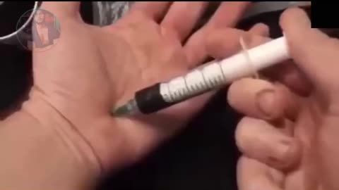 Falsas Jeringas para vacunar a los politicos Covid 19 plandemia Coronavirus