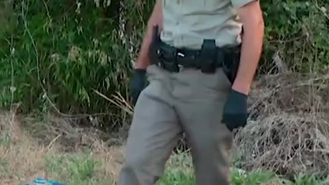 Guarda investiga o lixo deixado na beira do rio 🤠 #patrulheirosdanatureza