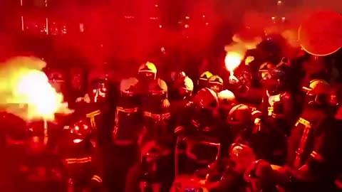 Firefighters with the people. Several fire brigades have joined the French protesters