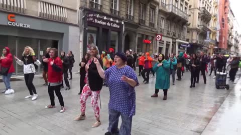 Les Masques Blancs Lyon dansent sur HK dis leur que l'on s'aime le 15 mai