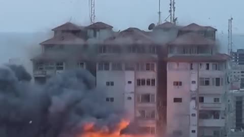 Israeli strikes destroy residential buildings in Palestine’s Gaza.mp4