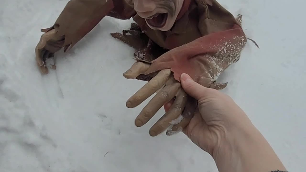 Zombie got stuck in the snow 🧟♂️