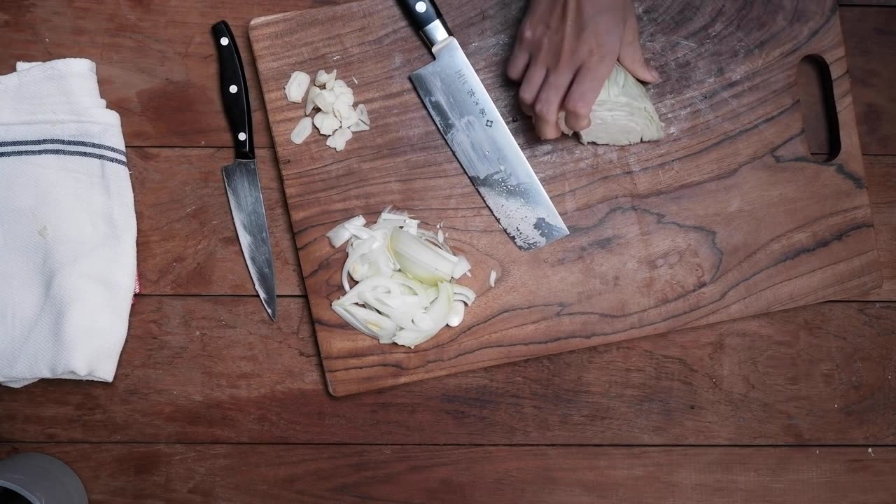 "Sizzling Stir Fry: Udon Noodles with Prawn - A Satisfying ASMR Experience"