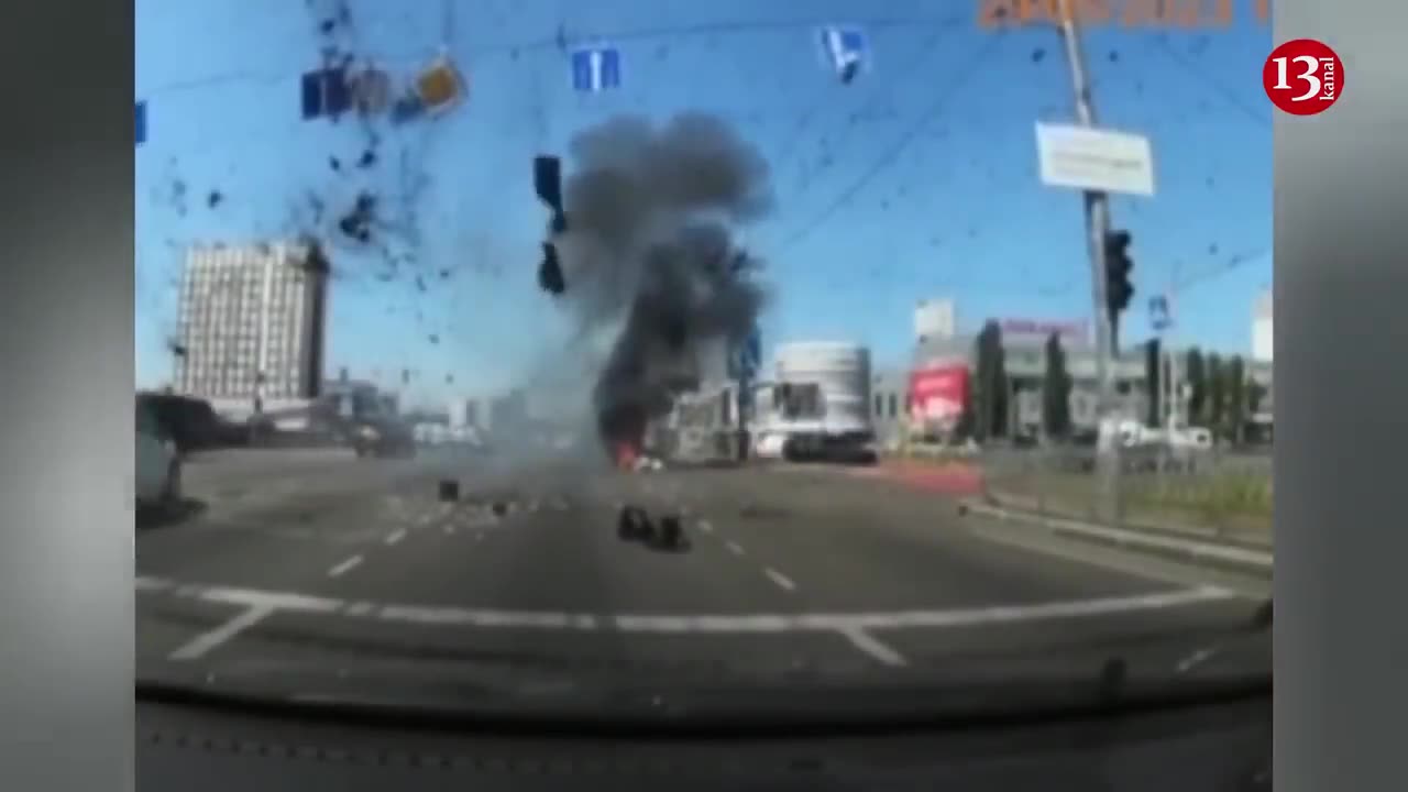 Remnant of missile fired by Russians on Kyiv landed on the road where cars were moving