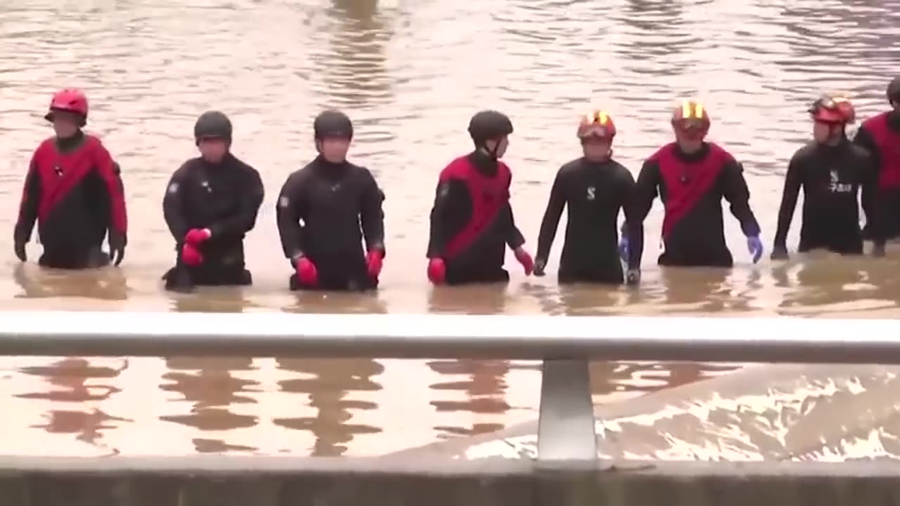 WARNING: GRAPHIC CONTENT - Victims pulled from flooded South Korea underpass