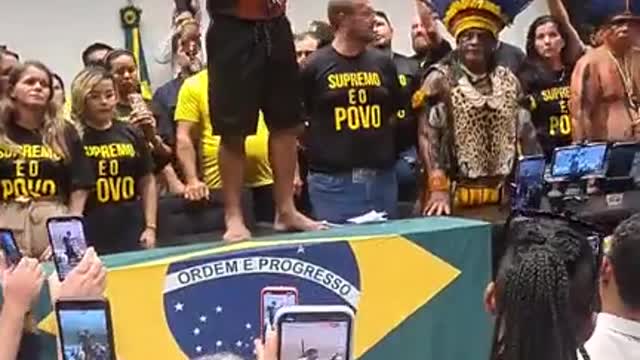 Os manifestantes juntamente com os indígenas divulgam carta aberta a nação