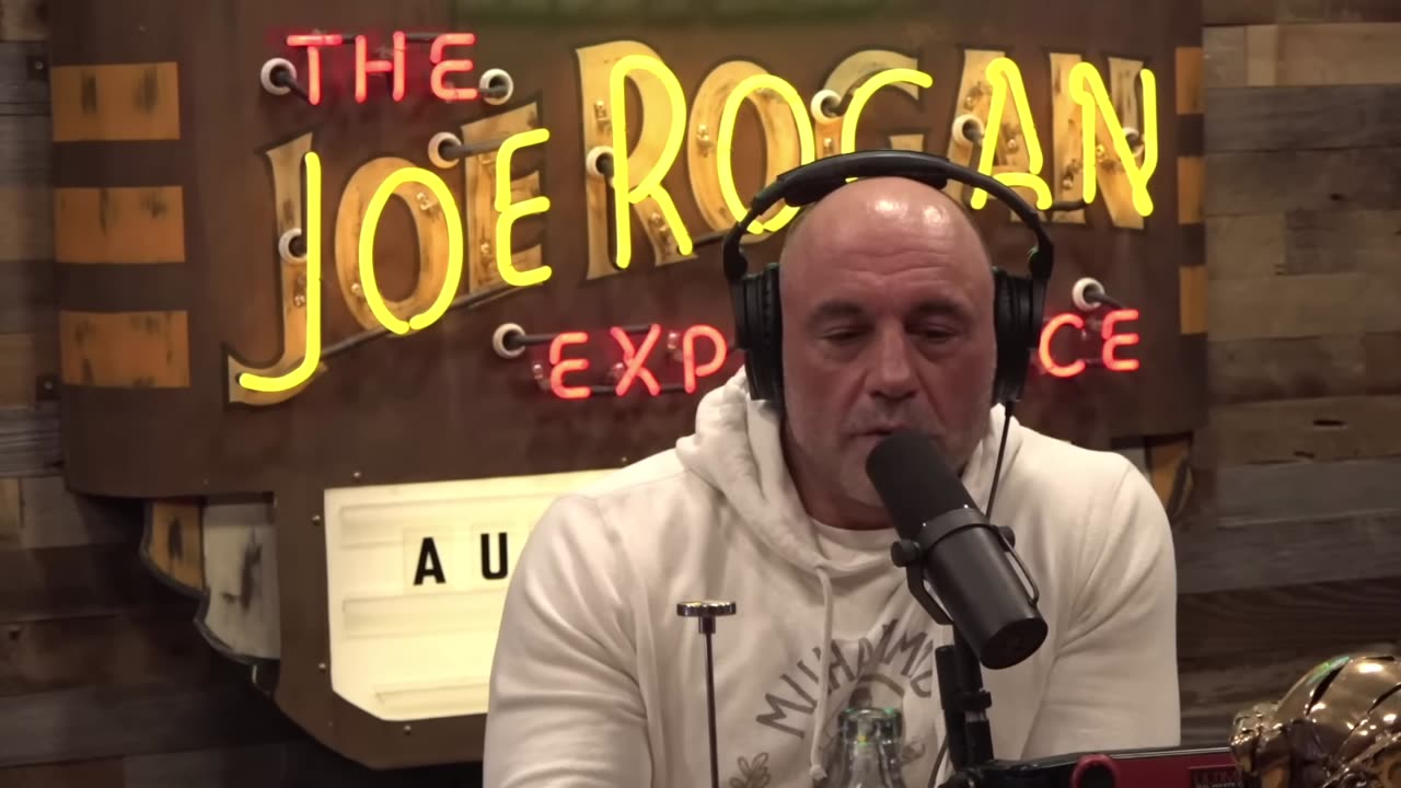 Joe Rogan Apple OVER 50% of US Smartphones! ONLY Wireless Charging Future!