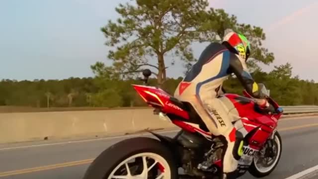 DUCATI PANIGALE V4 BURNOUT