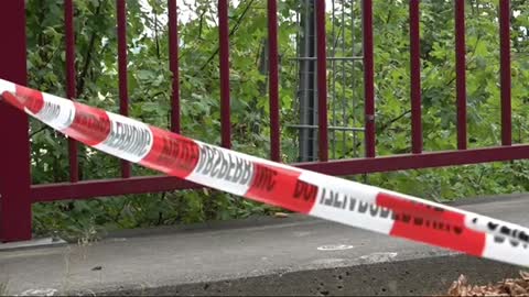 HILDESHEIM[NIEDERSACHSEN]UNBEKANNTE WERFEN GULLYDECKELVON BRÜCKE - ZWEI VERLETZTEPERSONEN