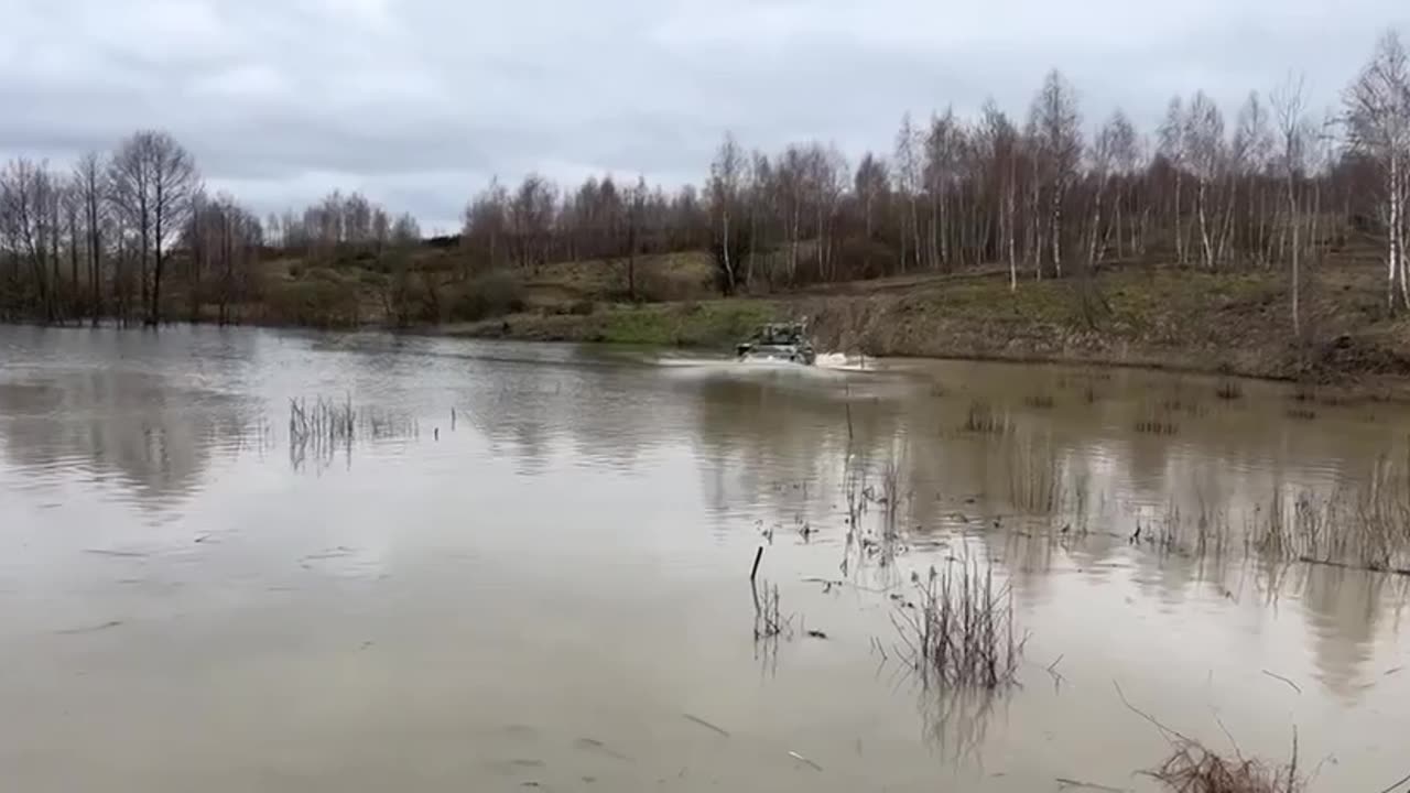 🇺🇦BTR-4 successfully crosses the river 🌊
