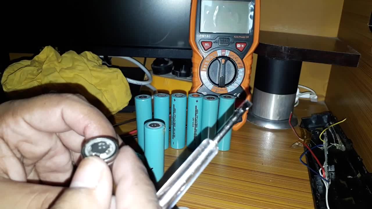 What is inside the 18650 battery in Hindi_Urdu