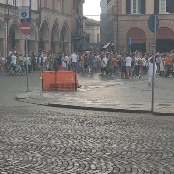 Di fronte al Municipio di Forlì
