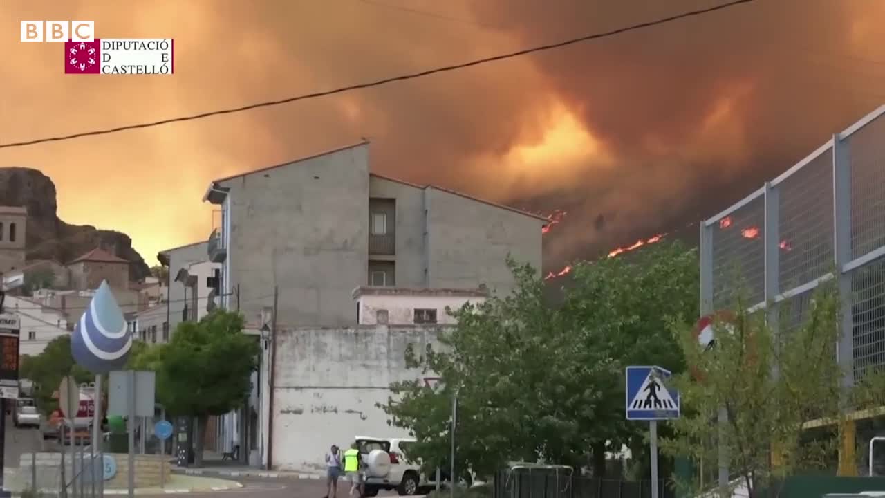 Spain wildfires force thousands out of their homes – BBC News